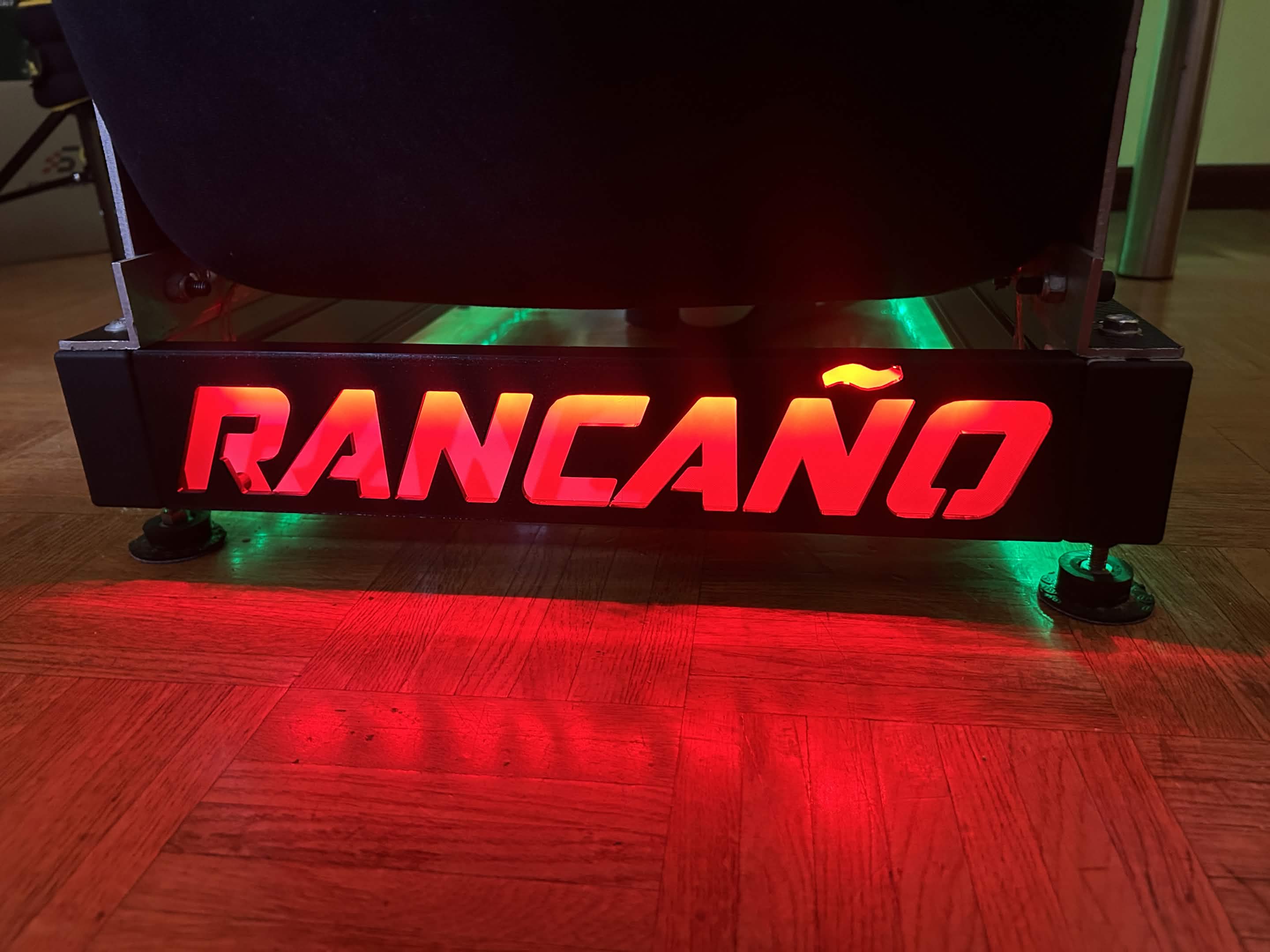 Letrero RANCAÑO iluminado en rojo
